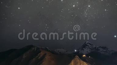乔治亚州的斯蒂芬斯明达。 夜空星光闪耀，星光闪耀，笼罩在喀斯别克山的山顶上. 著名的加热提